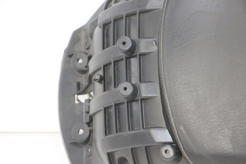 photo de TYŁ SIEDZENIA PEUGEOT SATELIS COMPRESSOR K15 125 (2006 - 2009) - Struktura - zbliżenie