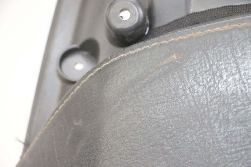 photo de TYŁ SIEDZENIA PEUGEOT SATELIS COMPRESSOR K15 125 (2006 - 2009) - Zoom stanu zużycia