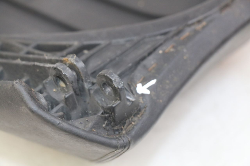 photo de SIEDZENIE TYLNE PEUGEOT SATELIS 125 (2010 - 2012) - Zoom stanu zużycia