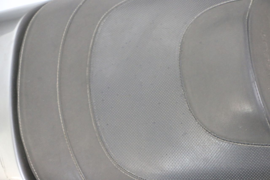 photo de TYŁ SIEDZENIA PEUGEOT SATELIS 125 (2013 - 2018) - Zbliżenie komponentów