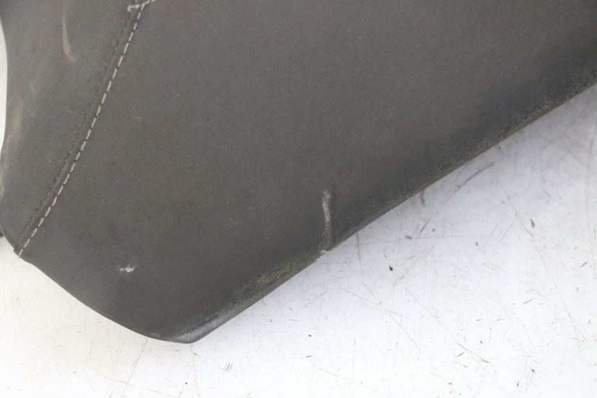 photo de TYŁ SIEDZENIA PEUGEOT SATELIS 125 (2013 - 2018) - Zbliżenie komponentów