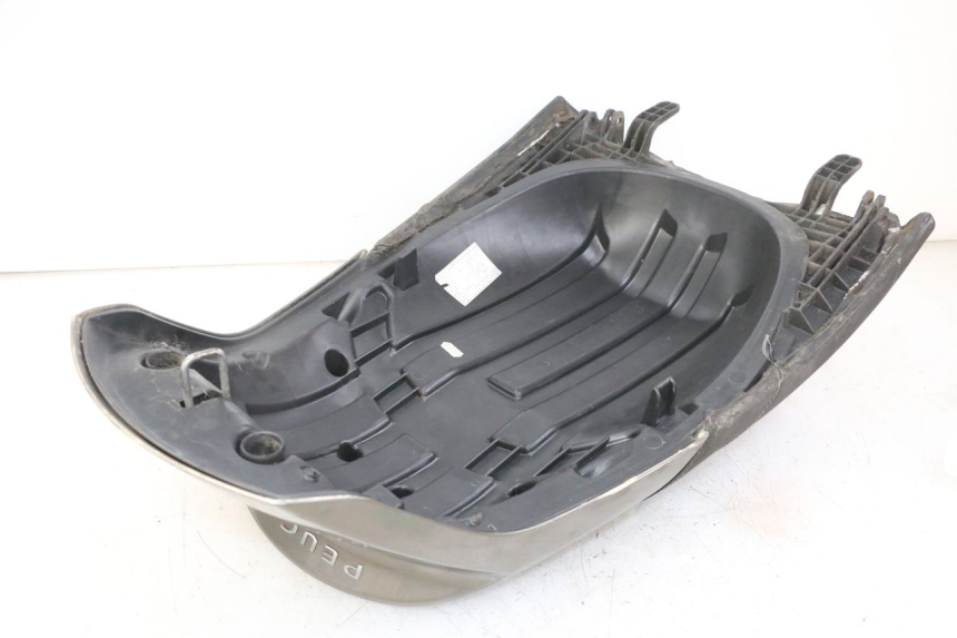 photo de TYŁ SIEDZENIA PEUGEOT SATELIS 125 (2013 - 2018) - Zbliżenie techniczne