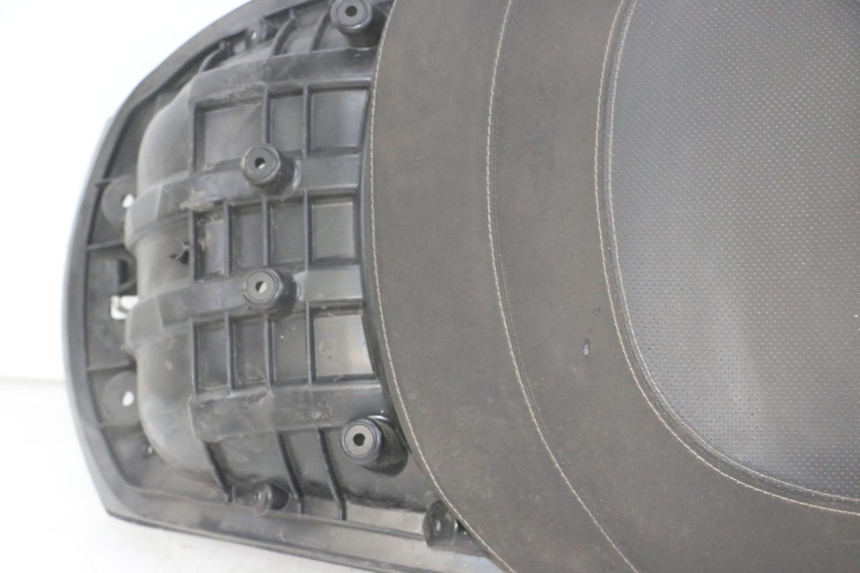 photo de TYŁ SIEDZENIA PEUGEOT SATELIS 125 (2013 - 2018) - Zbliżenie komponentów