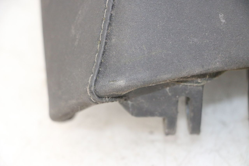 photo de TYŁ SIEDZENIA PEUGEOT SATELIS 125 (2013 - 2018) - Zoom stanu zużycia