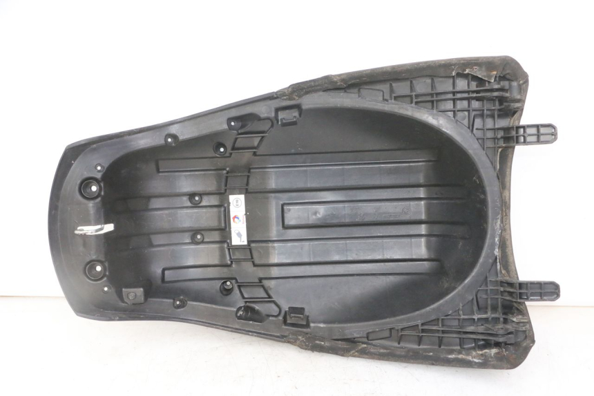 photo de TYŁ SIEDZENIA PEUGEOT SATELIS 125 (2013 - 2018) - Punkty mocowania