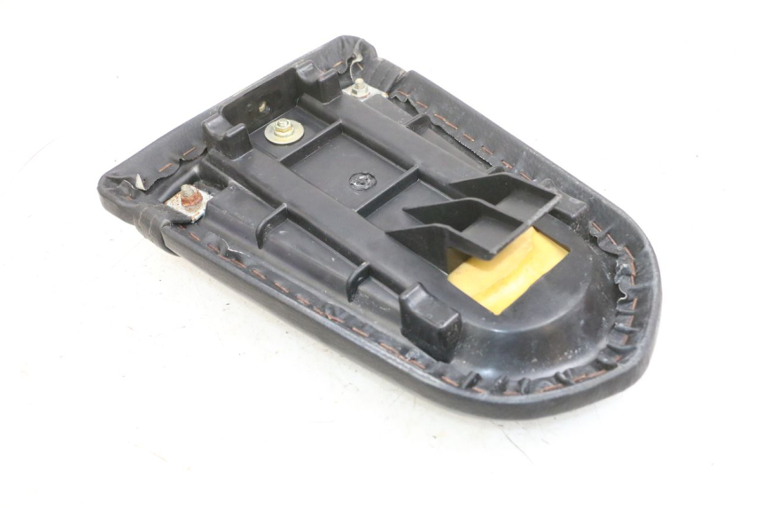 photo de TYŁ SIEDZENIA DAELIM VJ ROADWIN FI 125 (2008 - 2017) - Szczegół części