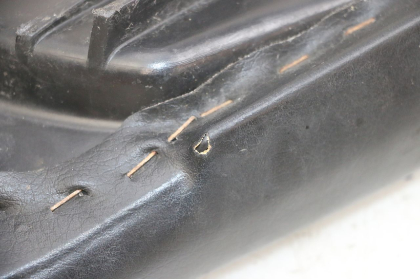 photo de TYŁ SIEDZENIA YAMAHA YP MAJESTY 125 (2002 - 2006) - Zoom stanu zużycia