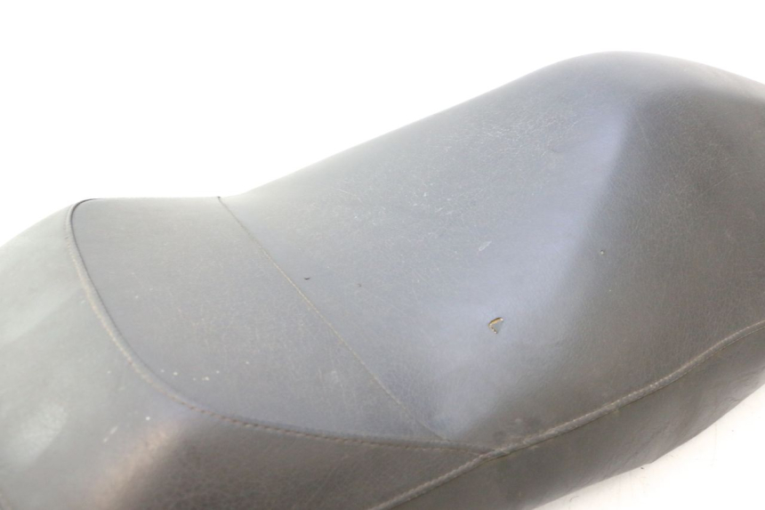 photo de SIEDZENIE PRZEDNIE YAMAHA YP MAJESTY 125 (1998 - 2001) - Szczegół części