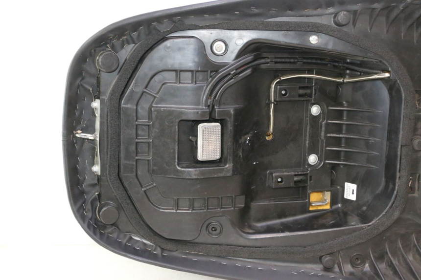 photo de SIEDZENIE SUZUKI BURGMAN EXECUTIVE ABS 650 (2006 - 2012) - Zbliżenie techniczne