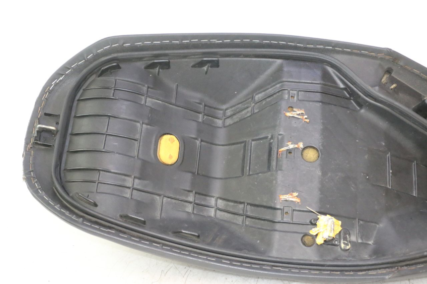 photo de SIEDZENIE HONDA FES PANTHEON 2T 125 (1998 - 2002) - Zbliżenie techniczne