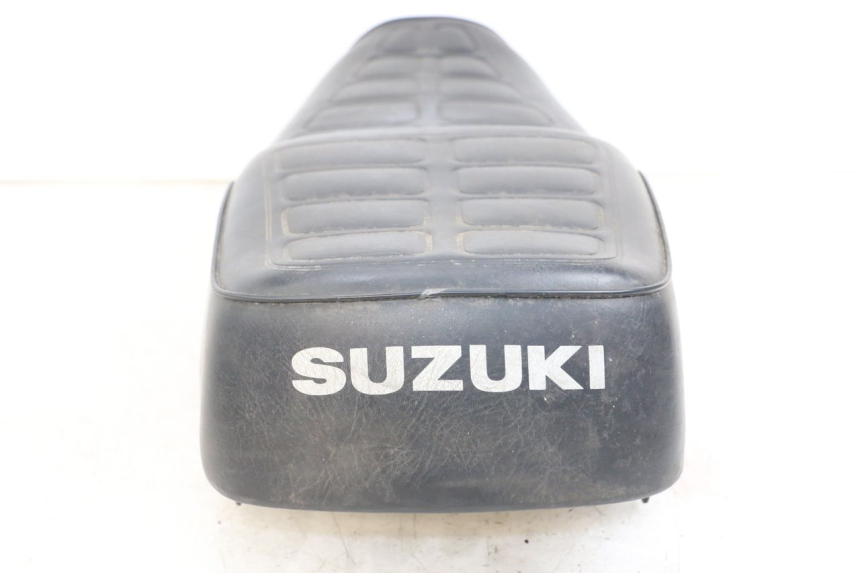 photo de SIEDZENIE SUZUKI GN 125 (1997 - 2000) - Zbliżenie komponentów