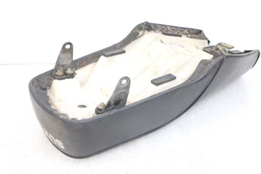 photo de SIEDZENIE SUZUKI GN 125 (1997 - 2000) - Zbliżenie techniczne