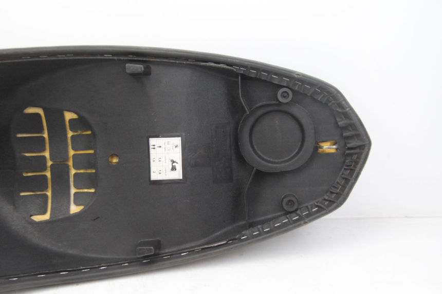 photo de SIEDZENIE PEUGEOT KISBEE 4T 50 (2018 - 2022) - Oznaczenia i referencje