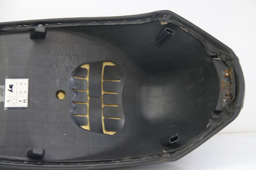 photo de SIEDZENIE PEUGEOT KISBEE 4T 50 (2018 - 2022) - Szczegół części