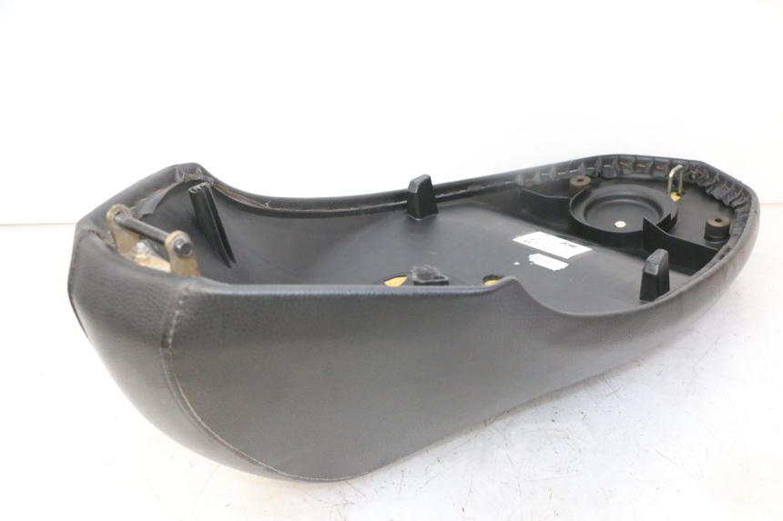 photo de SIEDZENIE PEUGEOT KISBEE 4T 50 (2018 - 2022) - Zbliżenie techniczne