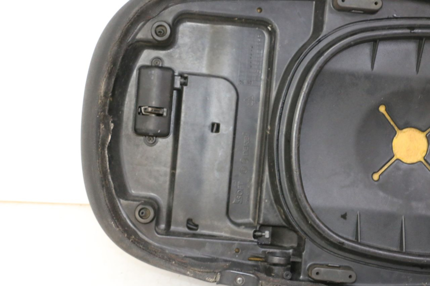 photo de SIEDZENIE PIAGGIO LXV 4T 50 (2009 - 2013) - Struktura - zbliżenie