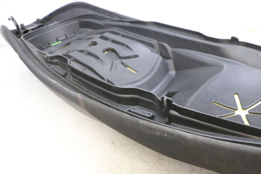 photo de SIEDZENIE PIAGGIO MP3 HPE 350 (2018 - 2020) - Zbliżenie techniczne