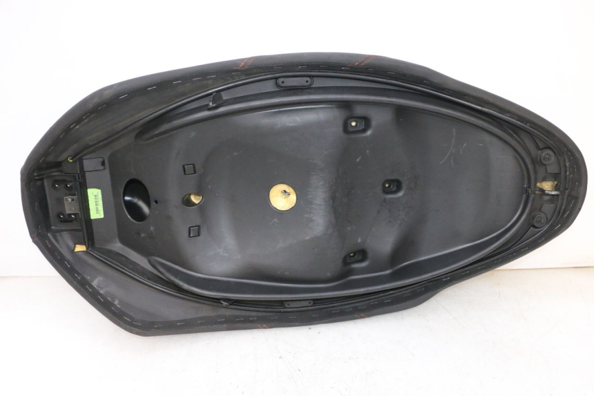 photo de SIEDZENIE PIAGGIO MP3 HPE 300 (2019 - 2026) - Szczegóły charakterystyczne