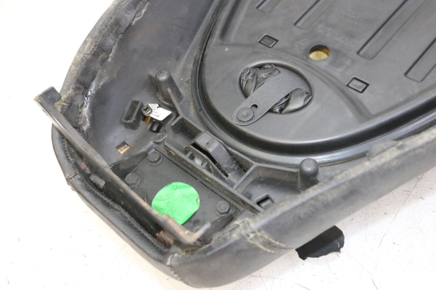 photo de SIEDZENIE PIAGGIO MP3 LT 400 (2007 - 2012) - Szczegół części