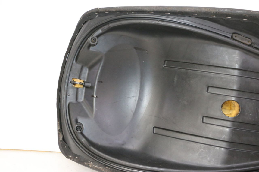 photo de SIEDZENIE PIAGGIO MP3 LT 300 (2010 - 2016) - Zbliżenie techniczne