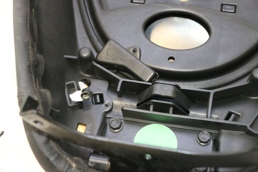 photo de SIEDZENIE PIAGGIO MP3 LT 400 (2007 - 2012) - Widok z bliska