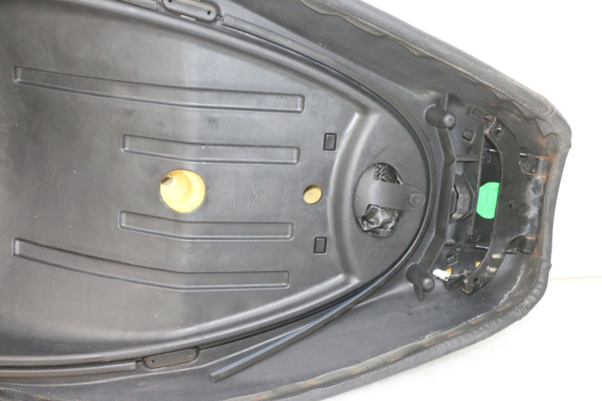 photo de SIEDZENIE PIAGGIO MP3 RL 250 (2006 - 2010) - Punkty mocowania