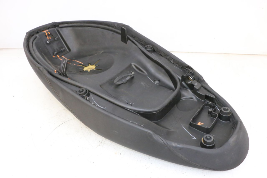 photo de SIEDZENIE PIAGGIO NEW TYPHOON 50 (2018 - 2021) - Zbliżenie komponentów