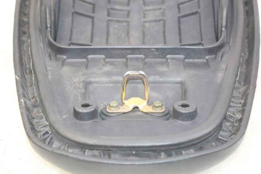 photo de SIEDZENIE SYM ORBIT III 3 4T 50 (2021 - 2025) - Stan powierzchni