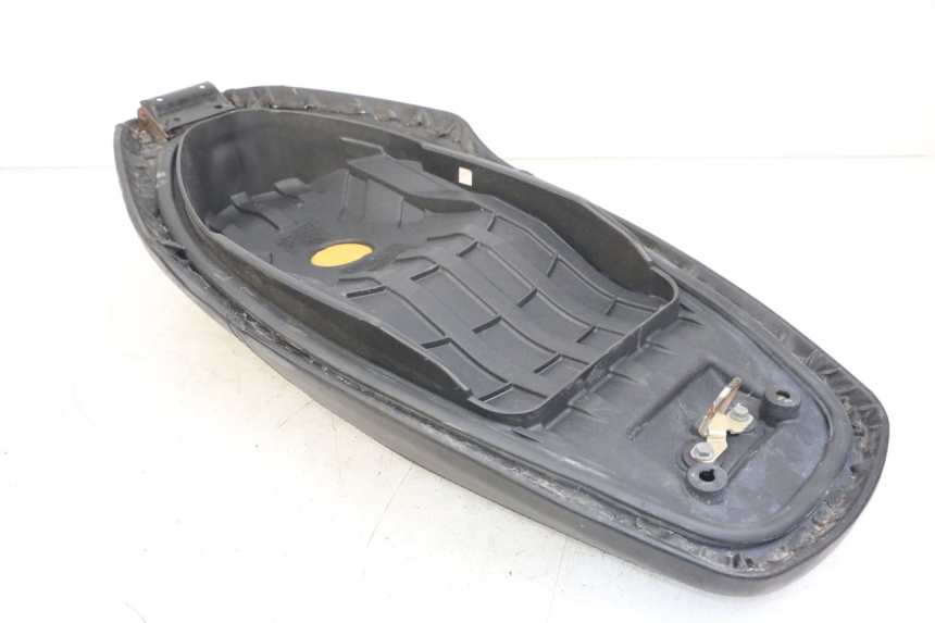 photo de SIEDZENIE SYM ORBIT III 3 4T 50 (2018 - 2021) - Stan powierzchni