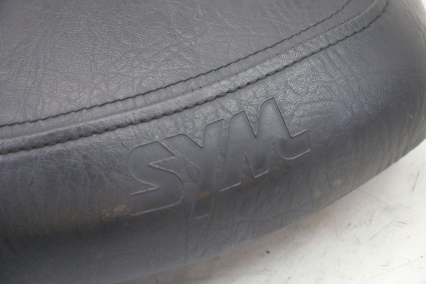 photo de SIEDZENIE SYM ORBIT III 3 4T 50 (2021 - 2025) - Punkty mocowania