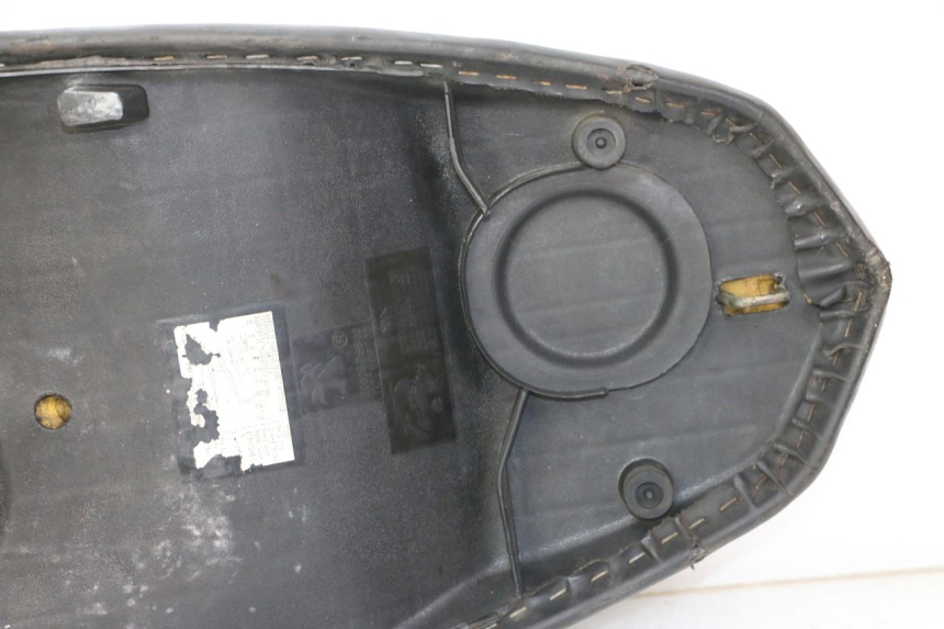 photo de SIEDZENIE PEUGEOT KISBEE 2T 50 (2010 - 2017) - Struktura - zbliżenie