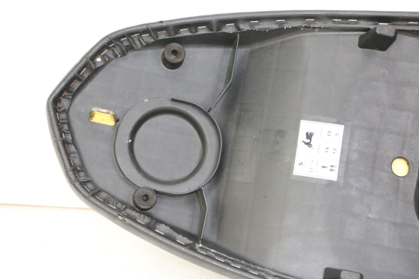 photo de SIEDZENIE PEUGEOT KISBEE 4T 50 (2018 - 2022) - Zbliżenie komponentów