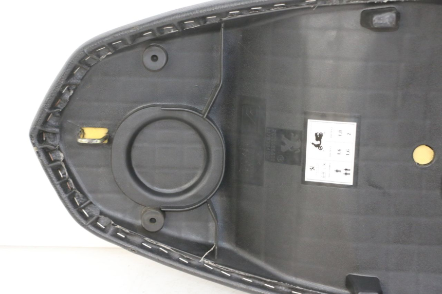 photo de SIEDZENIE PEUGEOT KISBEE 4T 50 (2018 - 2022) - Zbliżenie komponentów