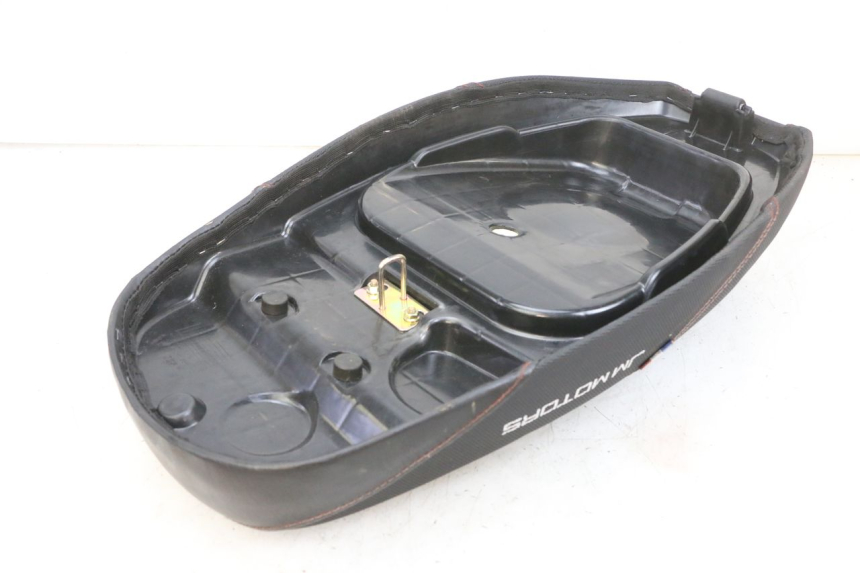 photo de SIEDZENIE JM MOTORS SANTANA EVO 50 (2024 - 2026) - Zbliżenie techniczne