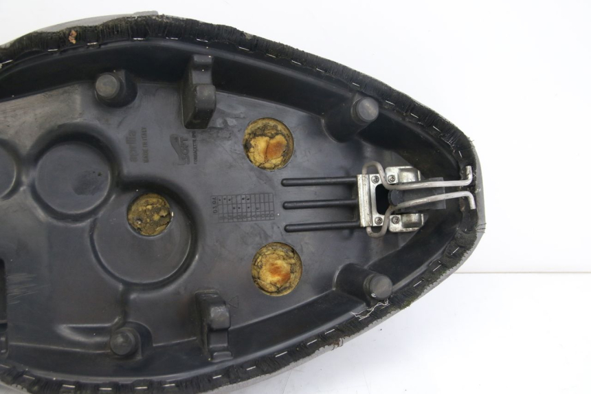 photo de SIEDZENIE APRILIA SCARABEO 4T 50 (2009 - 2017) - Oznaczenia i referencje