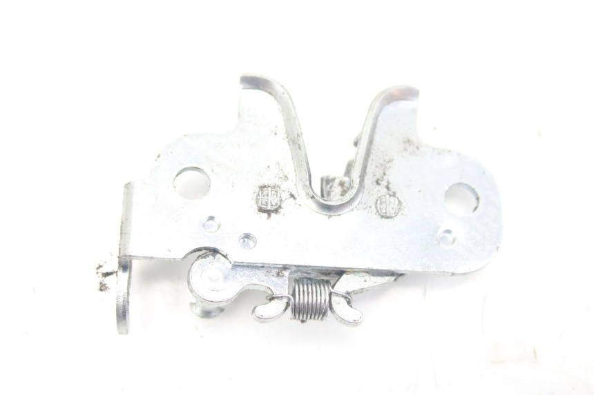 photo de ZAMEK SIEDZENIA PEUGEOT KISBEE 4T 50 (2018 - 2022) - Szczegół części