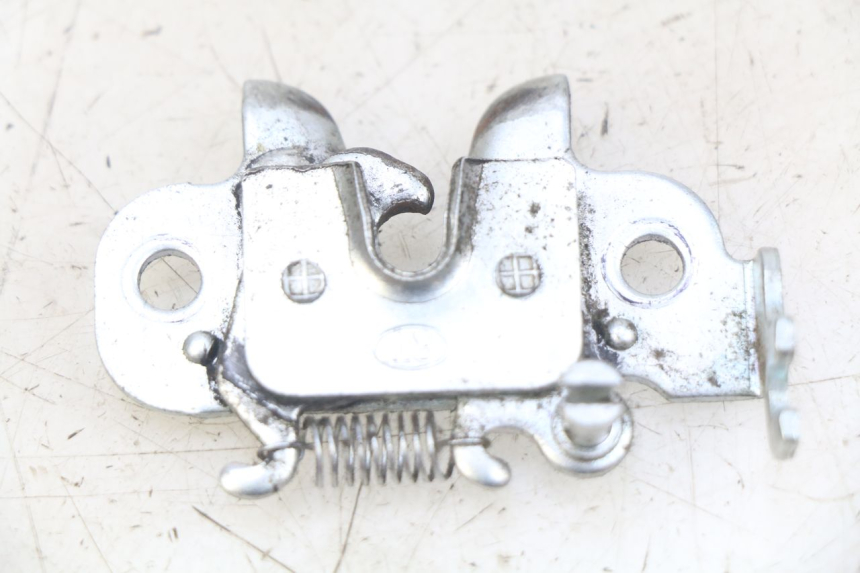 photo de ZAMEK SIEDZENIA PEUGEOT KISBEE 4T 50 (2018 - 2022) - Szczegół części