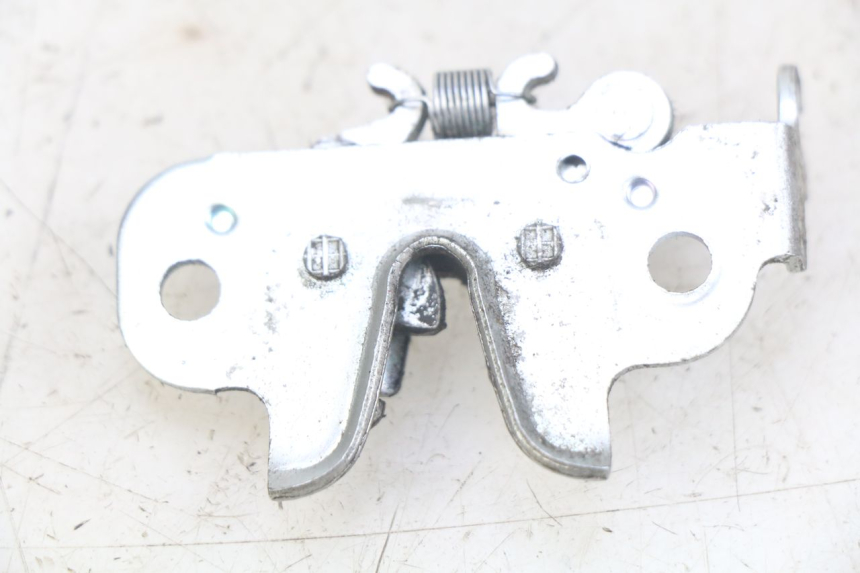 photo de ZAMEK SIEDZENIA PEUGEOT KISBEE 4T 50 (2018 - 2022) - Zoom stanu zużycia