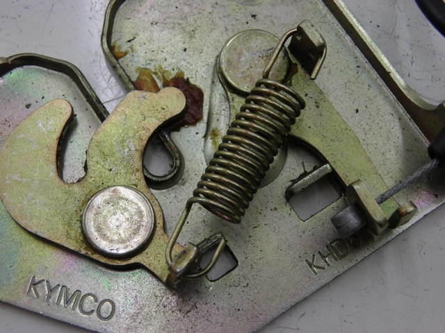 photo de ZAMEK SIEDZENIA KYMCO QUANNON NAKED 125 (2010) - Zoom stanu zużycia
