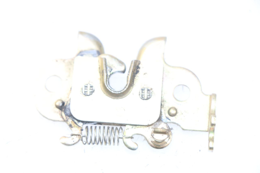 photo de ZAMEK SIEDZENIA PEUGEOT STREETZONE 2T 50 (2014 - 2019) - Szczegół części