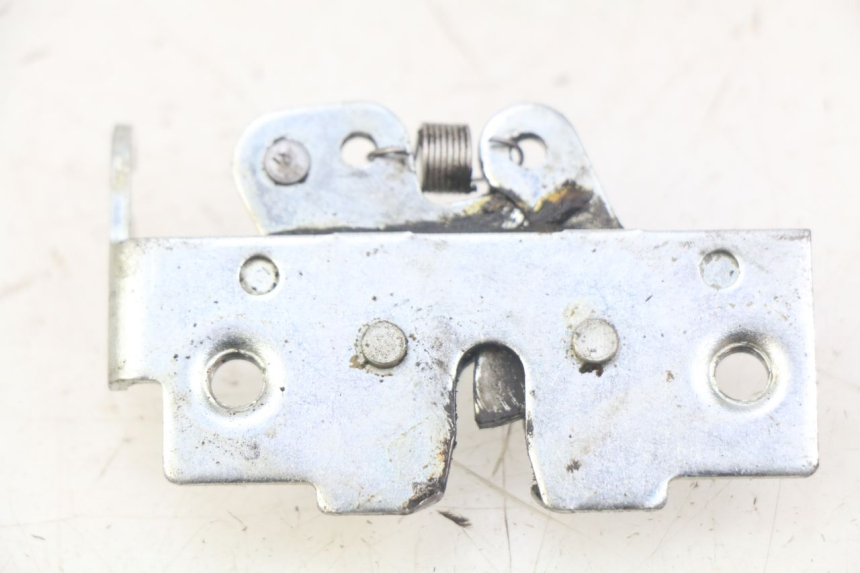 photo de ZAMEK SIEDZENIA YAMAHA XMAX X-MAX 125 (2006 - 2009) - Zoom stanu zużycia