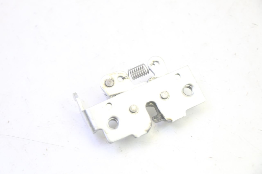 photo de ZAMEK SIEDZENIA YAMAHA XMAX X-MAX 125 (2006 - 2009) - Zoom stanu zużycia