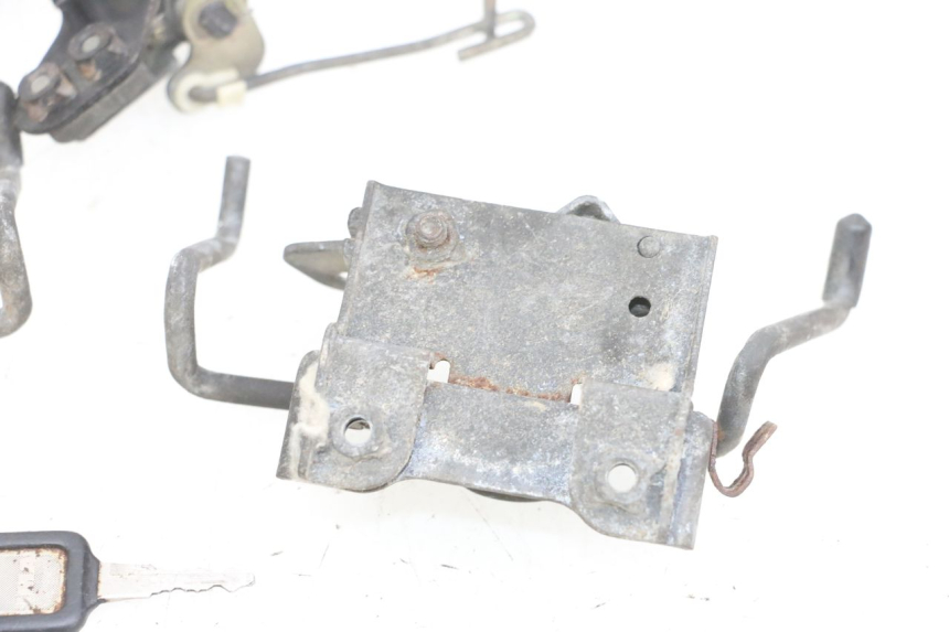 photo de Zamek siedzenia KAWASAKI GPX R WARBIRD 600 (1988 - 1993) - Inny kąt widzenia