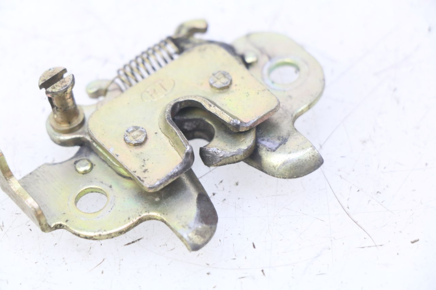 photo de ZAMEK SIEDZENIA PEUGEOT KISBEE 4T 50 (2010 - 2017) - Szczegół części