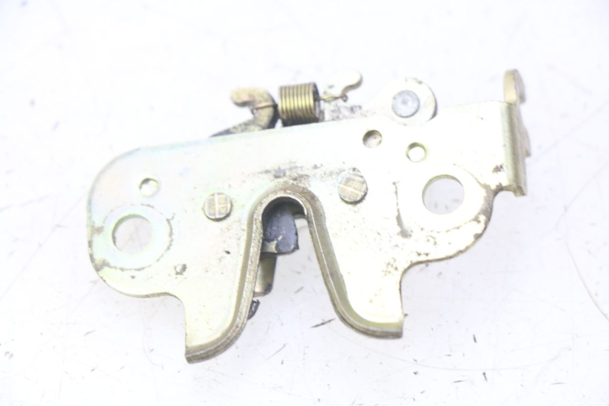 photo de ZAMEK SIEDZENIA PEUGEOT KISBEE 4T 50 (2010 - 2017) - Zoom stanu zużycia