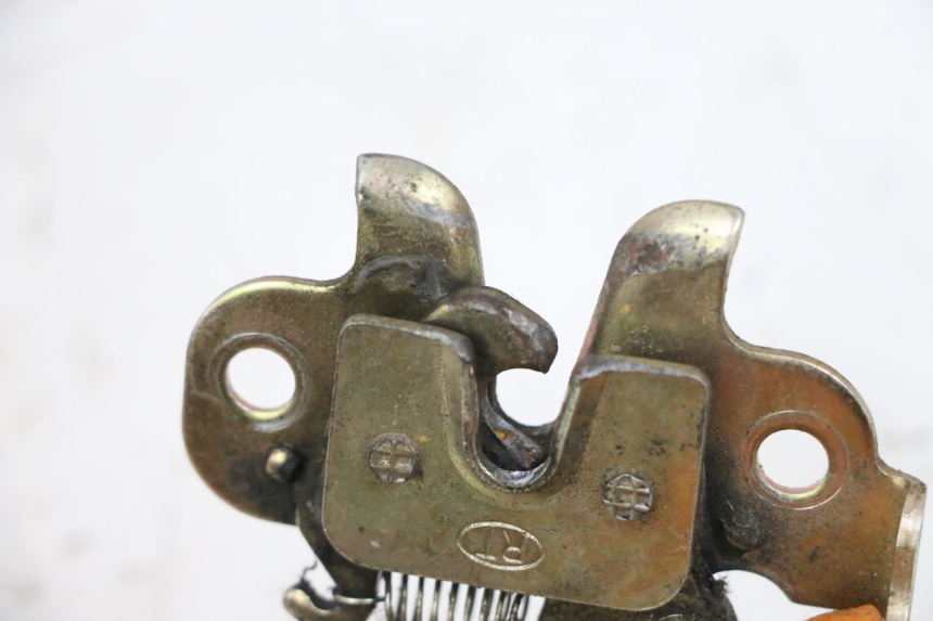 photo de ZAMEK SIEDZENIA PEUGEOT KISBEE 4T 50 (2010 - 2017) - Szczegół części