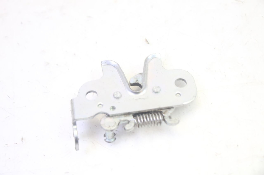 photo de Zamek siedzenia PEUGEOT KISBEE 4T 50 (2018 - 2022) - Inny kąt widzenia