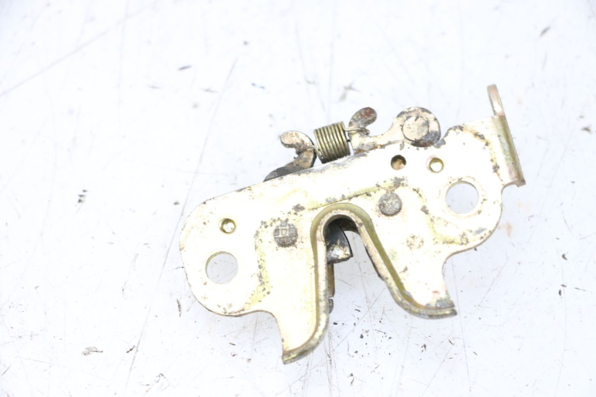 photo de ZAMEK SIEDZENIA PEUGEOT KISBEE 4T 50 (2010 - 2017) - Szczegół części