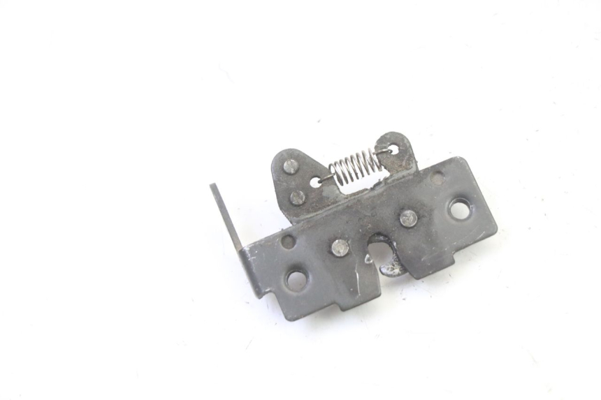 photo de Zamek siedzenia PIAGGIO MP3 RL 250 (2006 - 2010) - Zoom stanu zużycia