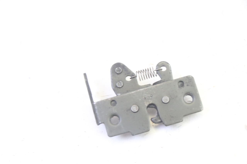 photo de Zamek siedzenia PIAGGIO MP3 RL 250 (2006 - 2010) - Zoom stanu zużycia